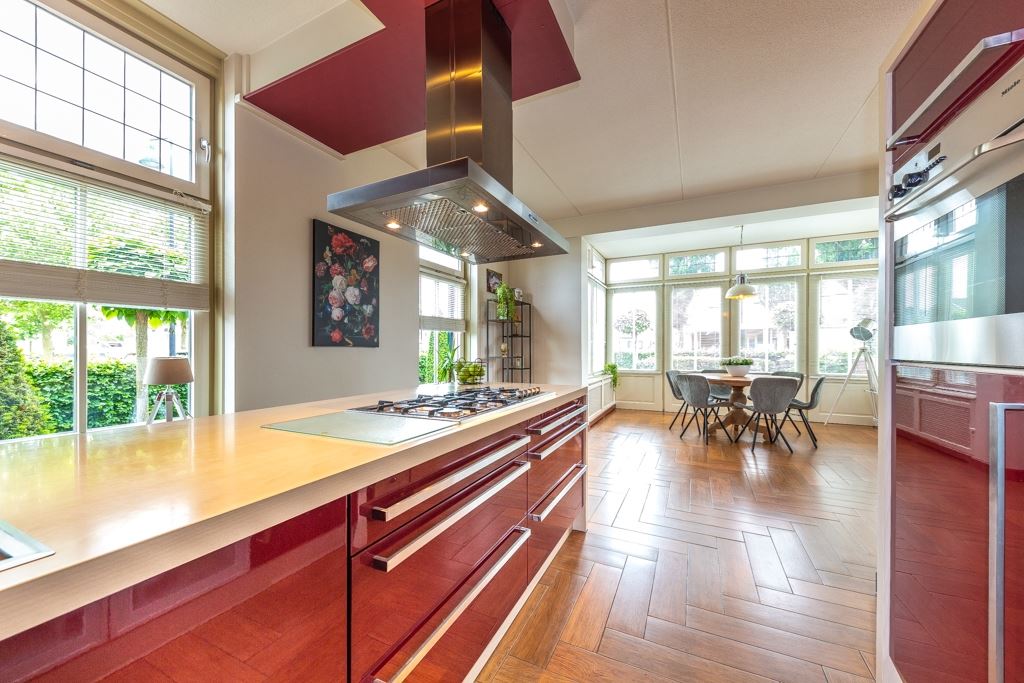 Molenbeek eetkamer en keuken https://www.molenaarvastgoedstyling.nl/wp-content/uploads/2022/06/Molenbeek-eetkamer-en-keuken.jpg