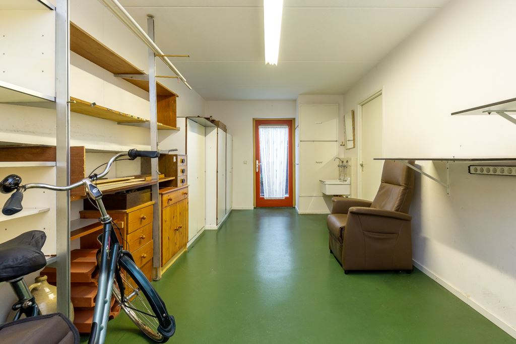 https://www.molenaarvastgoedstyling.nl/wp-content/uploads/2023/02/Oranjehof-4-Lege-garage.jpg