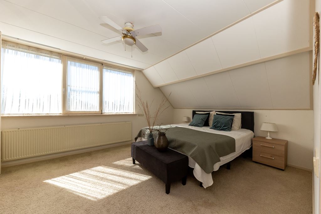 Grote slaapkamer Berkenlaan https://www.molenaarvastgoedstyling.nl/wp-content/uploads/2023/04/Grote-slaapkamer-Berkenlaan.jpg