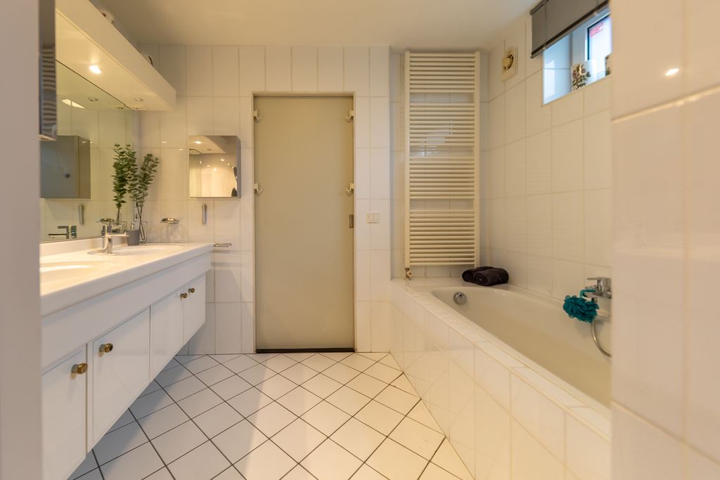 Laag Keppel badkamer https://www.molenaarvastgoedstyling.nl/wp-content/uploads/2023/10/Laag-Keppel-badkamer.jpg