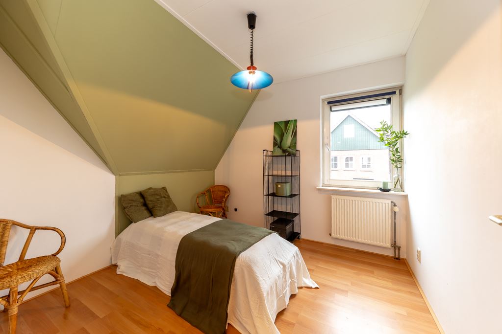 https://www.molenaarvastgoedstyling.nl/wp-content/uploads/2023/11/Klompendijk-lege-kamer-wordt-groene-slaapkamer-boven.jpg